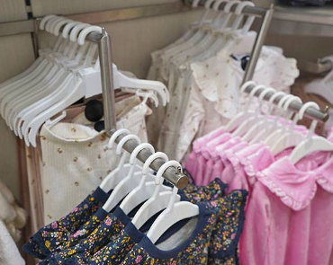 请问衣架有什么材质的？哪种材质更好?